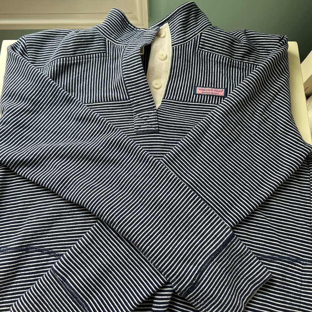Vineyard vines navy striped button down crew neck! Barely worn! Size small